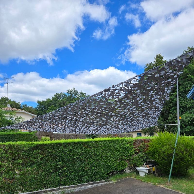 Filet de camouflage triangulaire gris